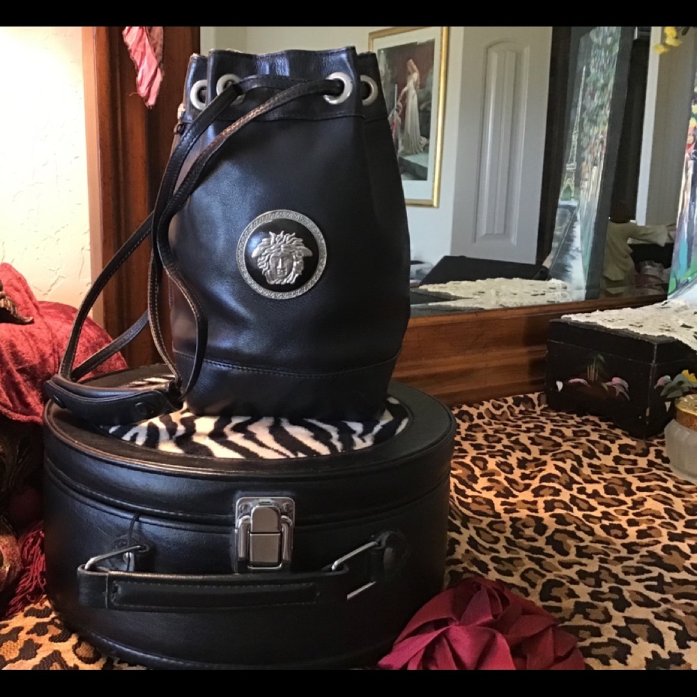 ☀️GIANNI VERSACE Bondage Collection Medusa Vintage Leather Bucket Dual Str…